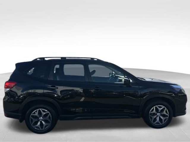 2023 Subaru Forester Premium photo 2