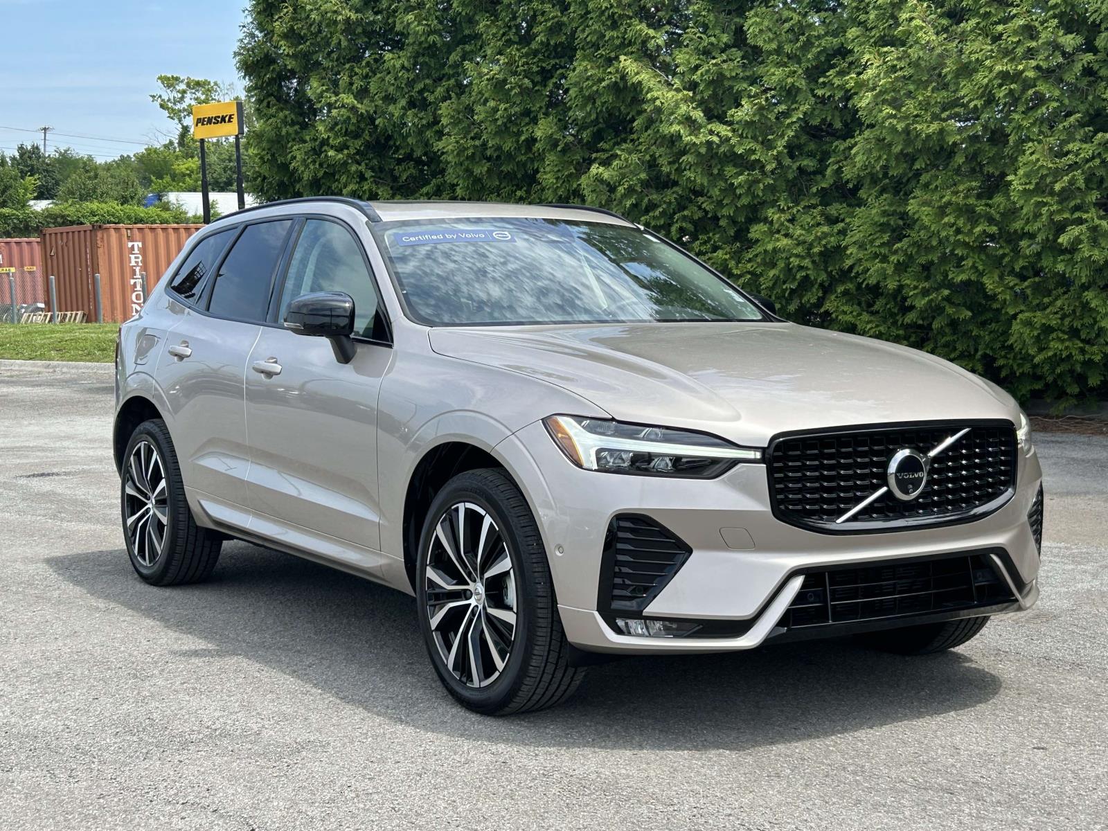 2025 Volvo XC60 B5 Plus Dark AWD's photo