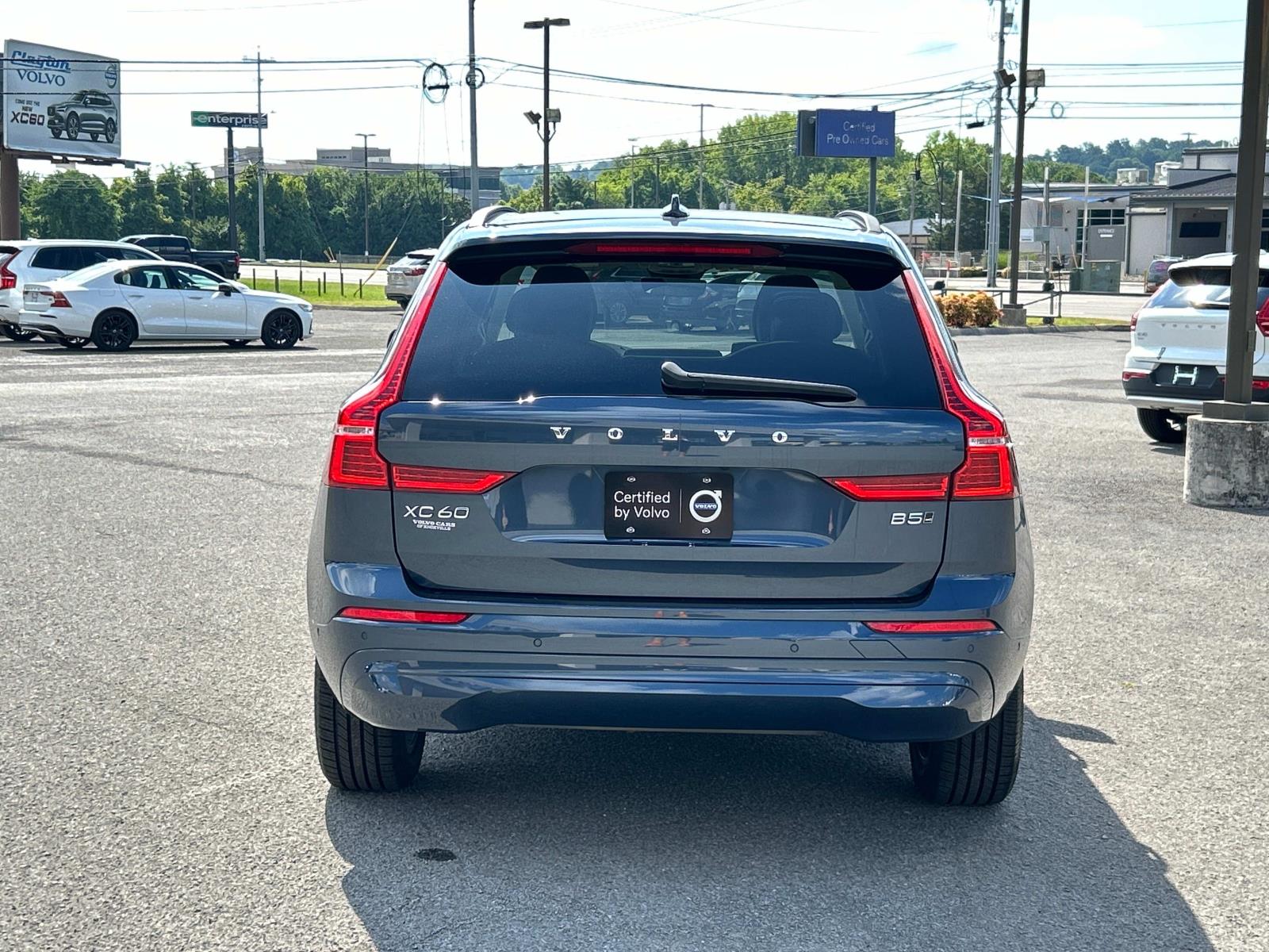 2022 Volvo XC60 B5 Momentum photo 4