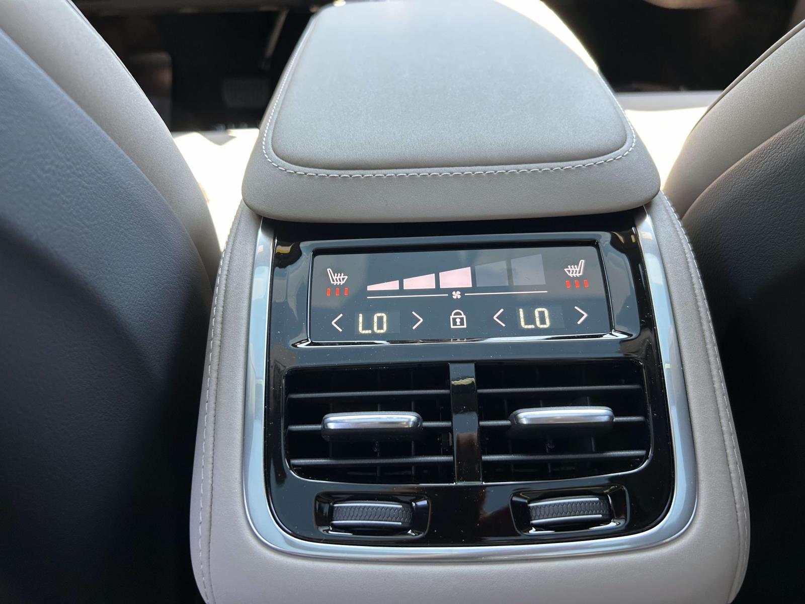 2026 Volvo XC90 Plus - Photo 16