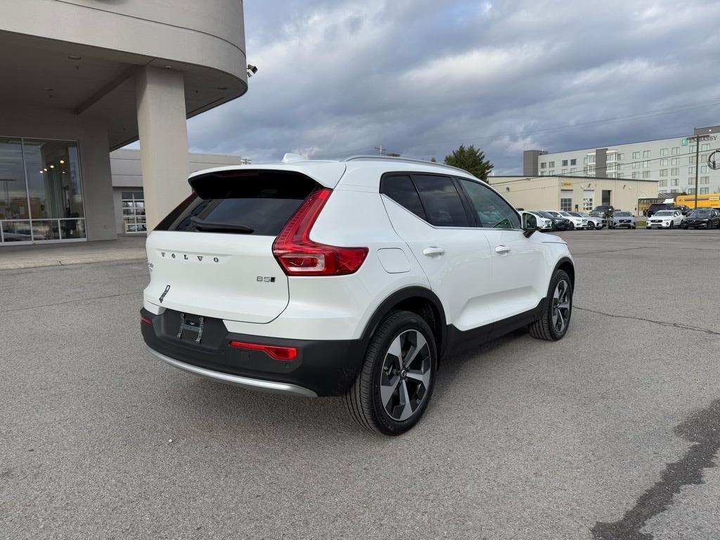2025 Volvo XC40 Core AWD photo 3