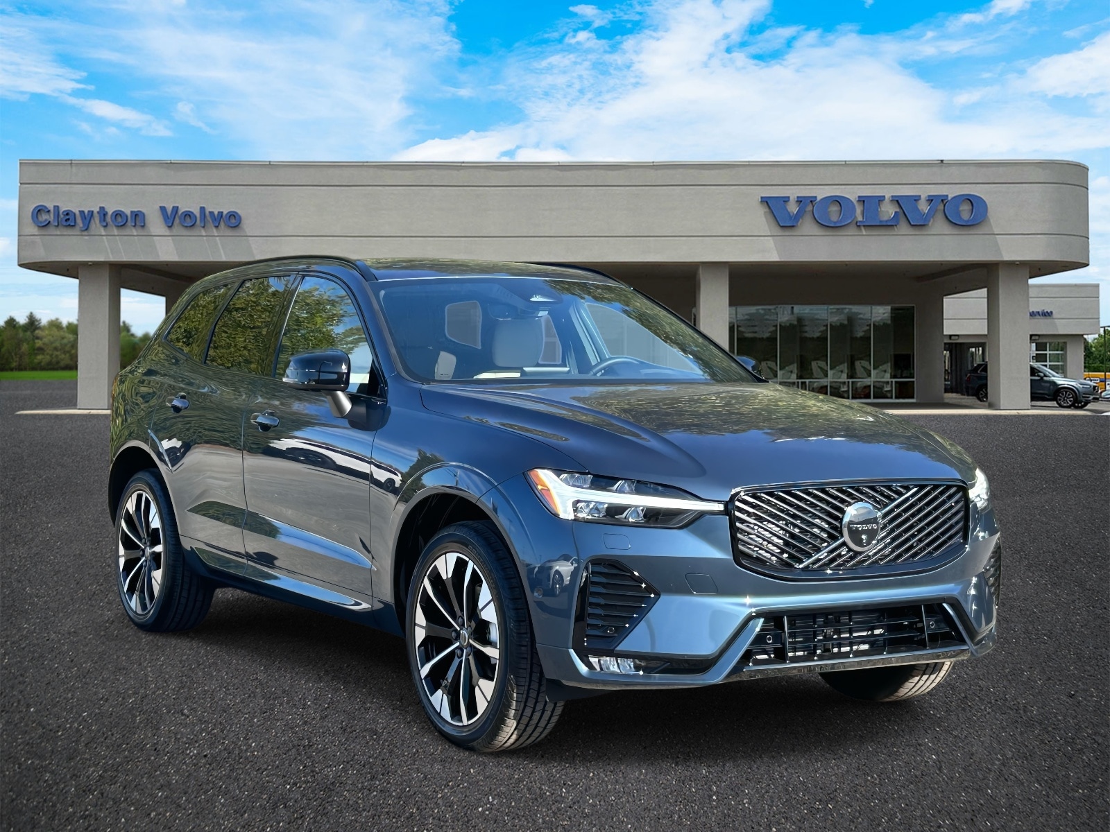 2026 Volvo XC60 Plus's photo