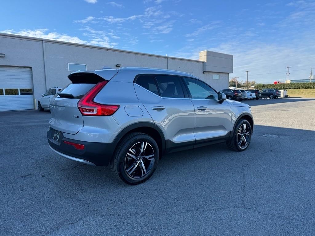 2025 Volvo XC40 Core AWD photo 3