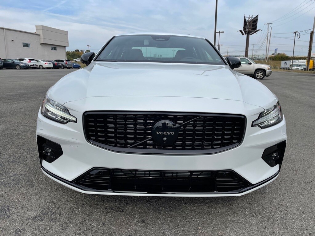 2024 Volvo S60 Plus Black Edition photo 2