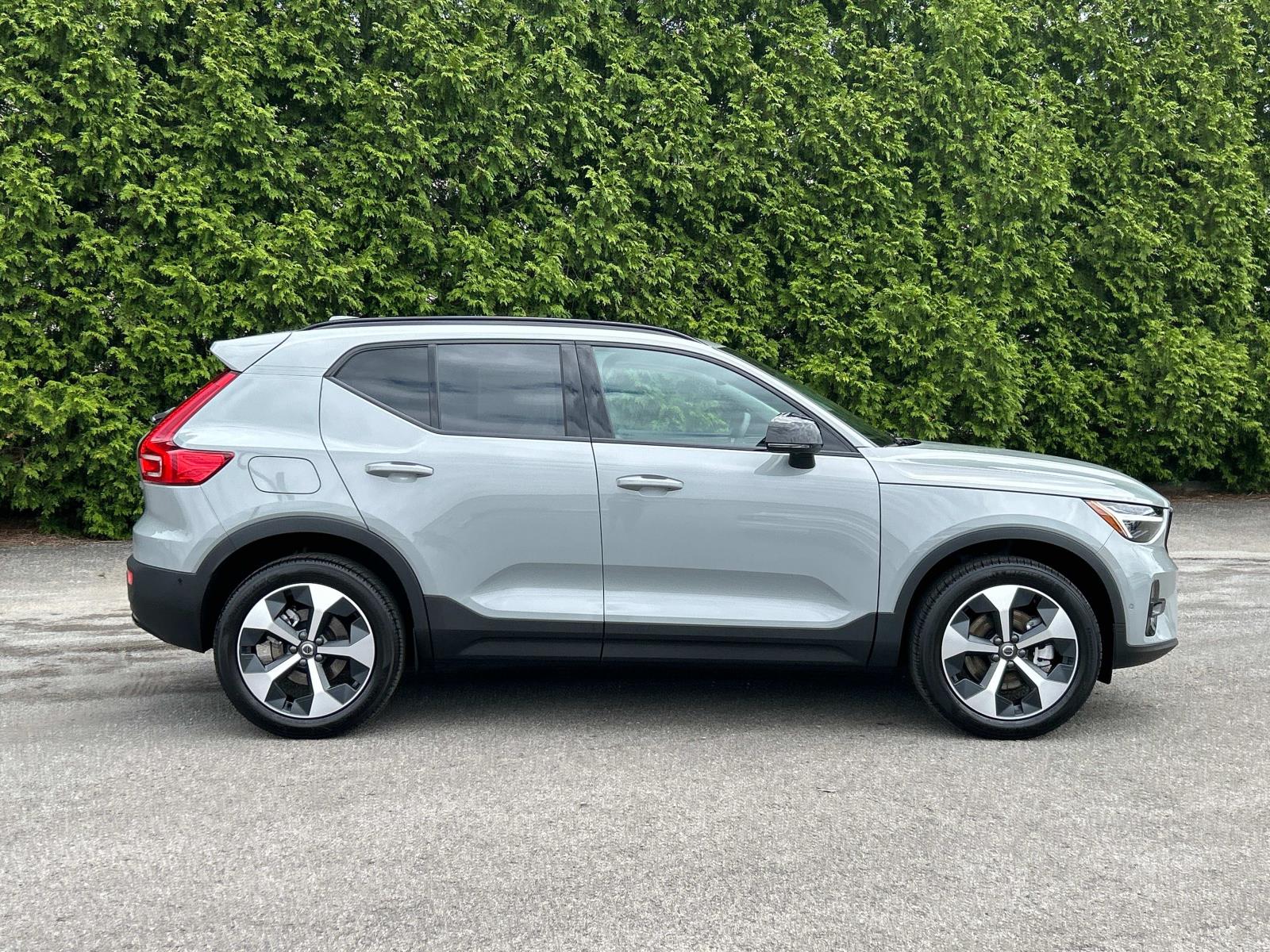 2026 Volvo XC40 Plus AWD photo 2
