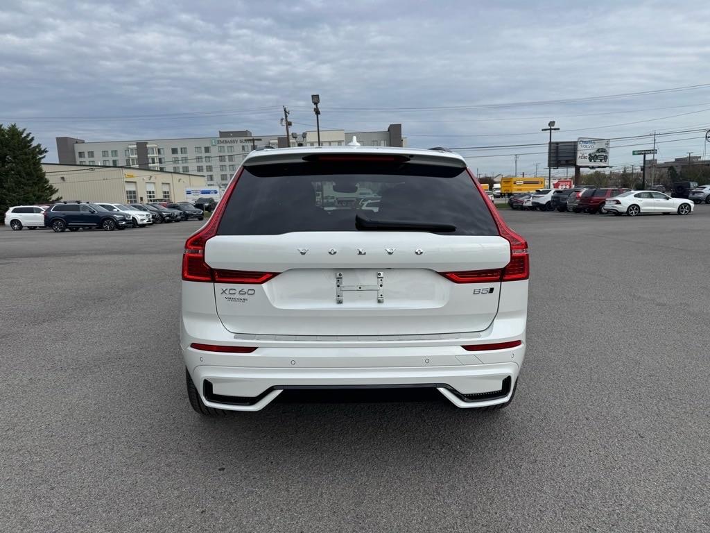 2025 Volvo XC60 B5 photo 4