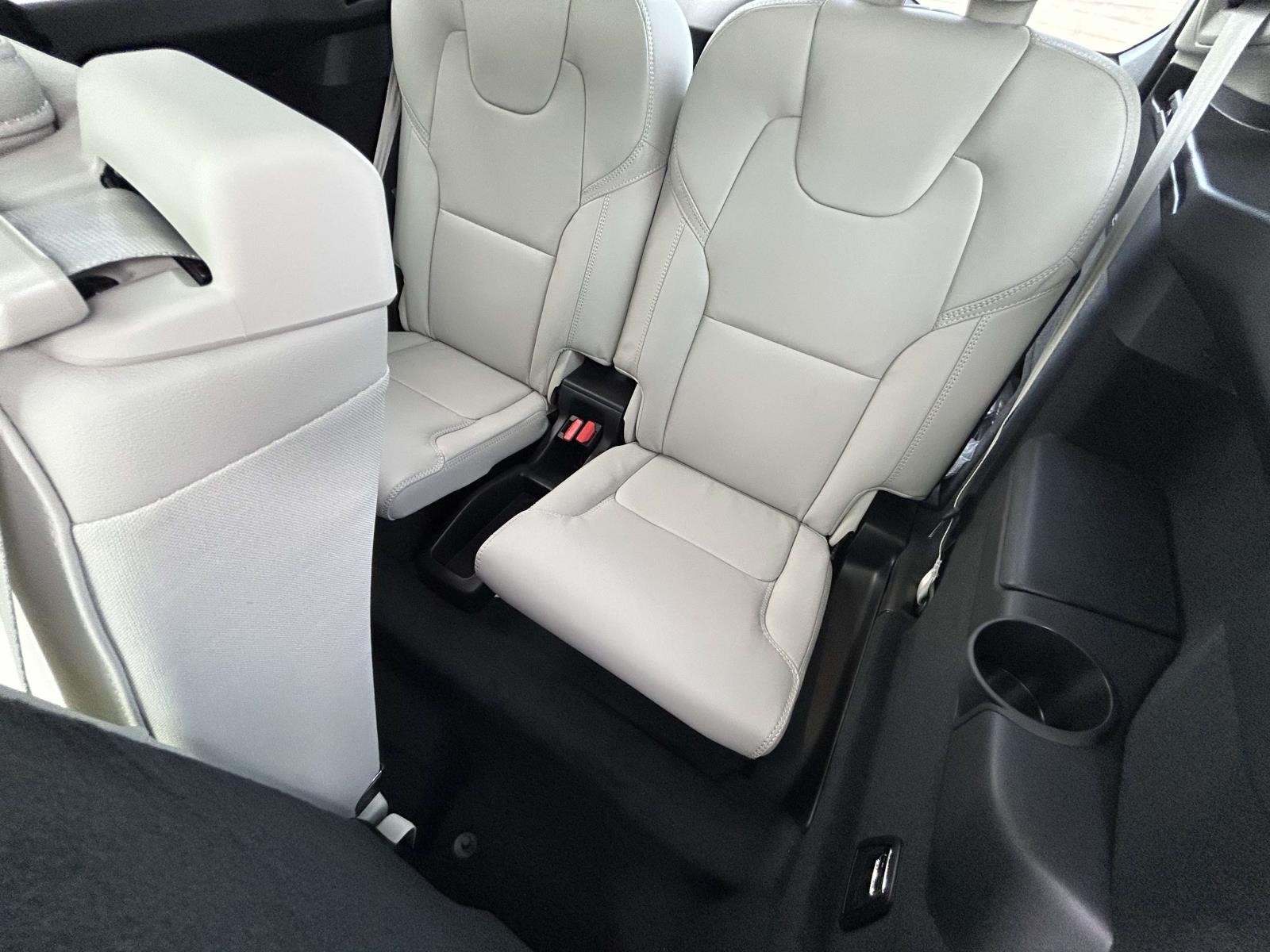 2026 Volvo XC90 Ultra - Photo 13