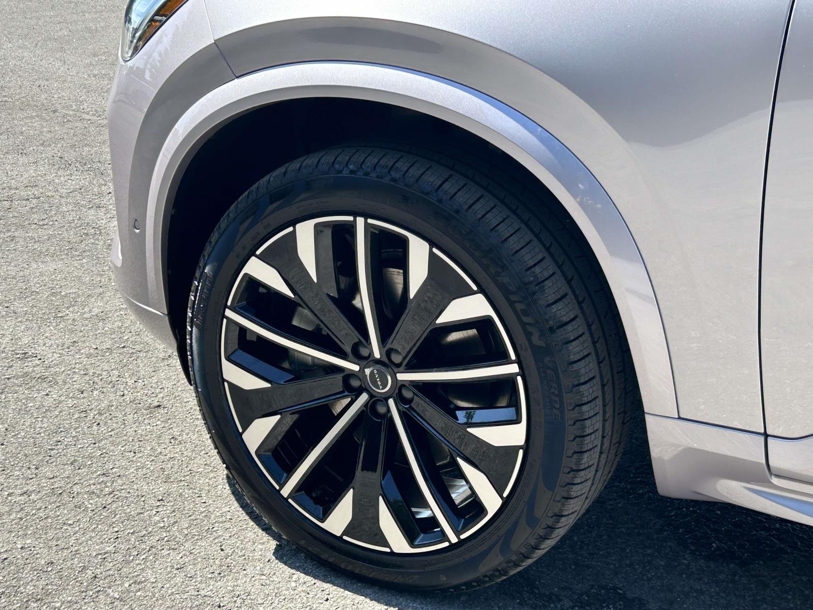 2026 Volvo XC90 Plus - Photo 9