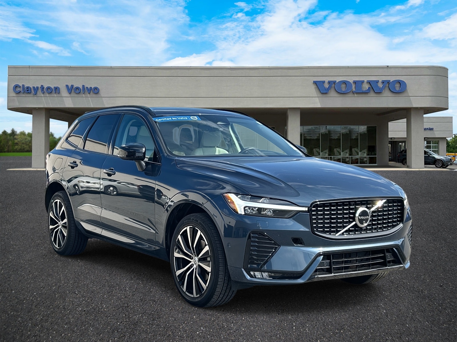 2024 Volvo XC60 B5 AWD Plus Dark Theme