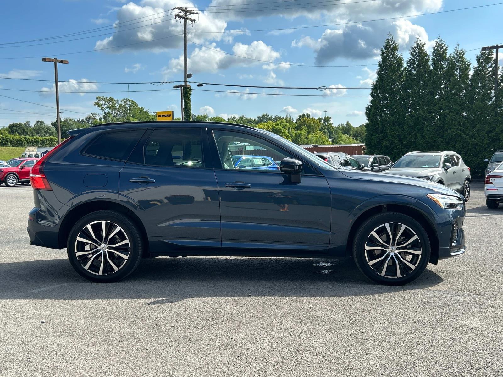 2024 Volvo XC60 B5 Plus photo 2