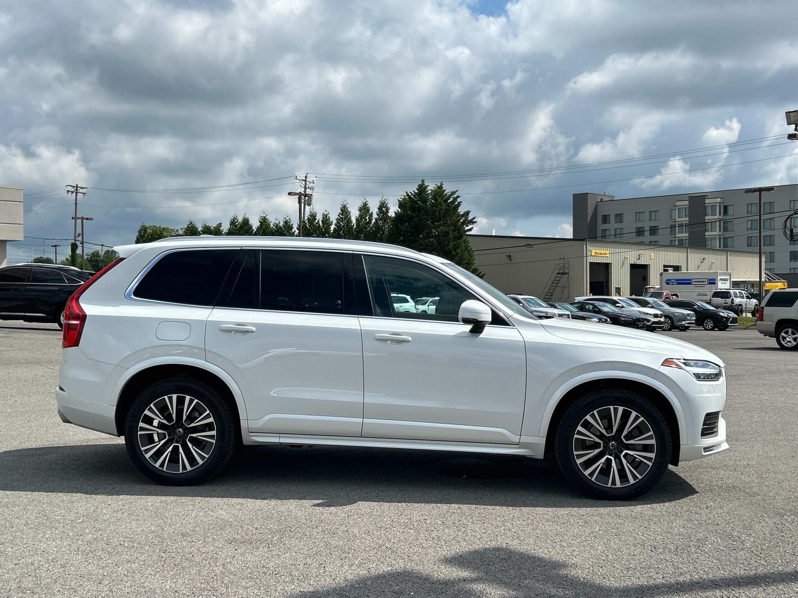 2021 Volvo XC90 T6 AWD Momentum photo 2