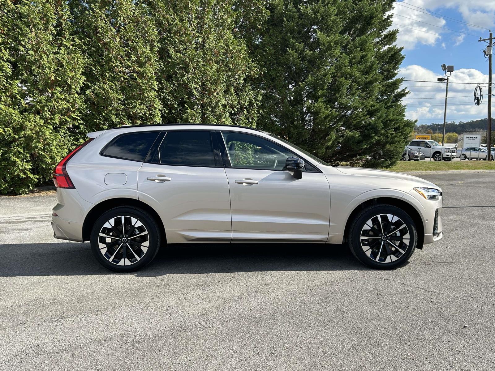 2026 Volvo XC60 B5 Plus photo 2