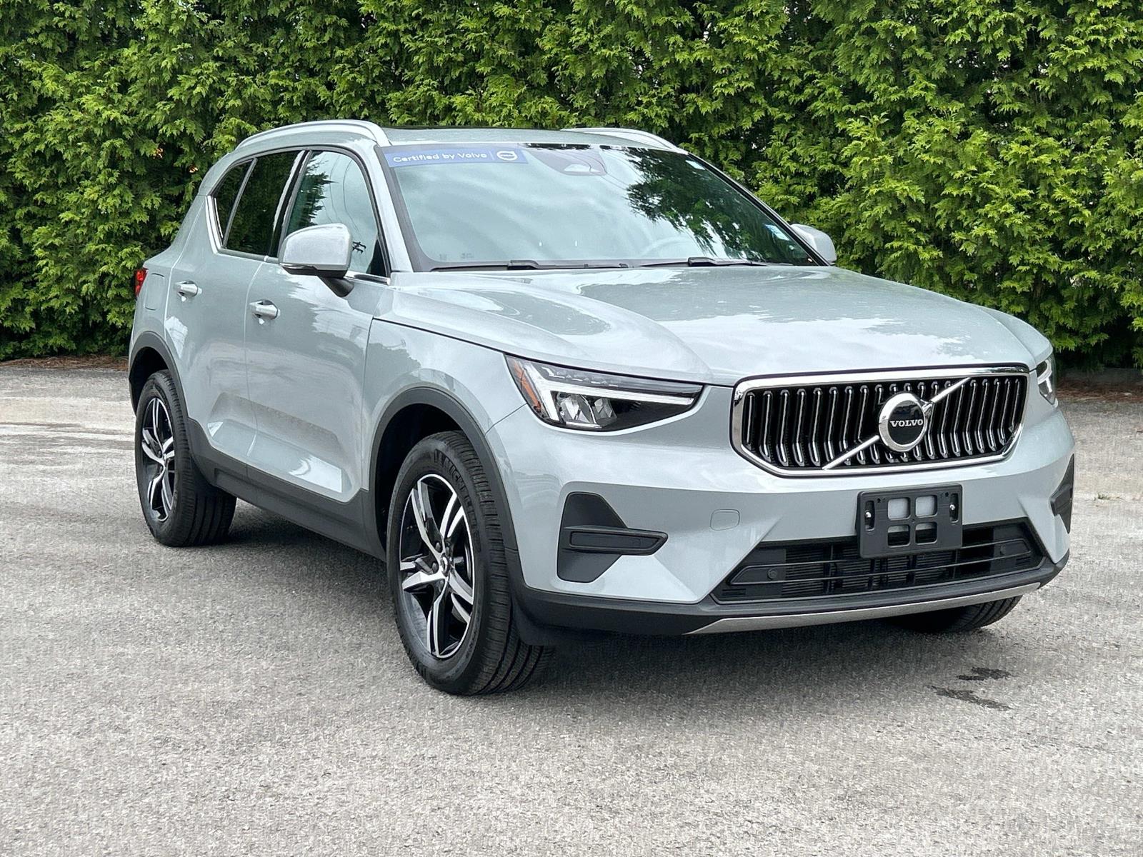 2025 Volvo XC40 B5 AWD Core Bright Theme