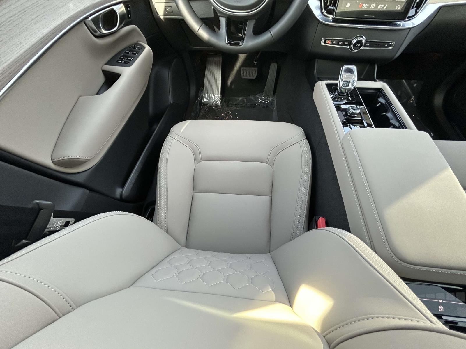 2026 Volvo XC90 Plus - Photo 16