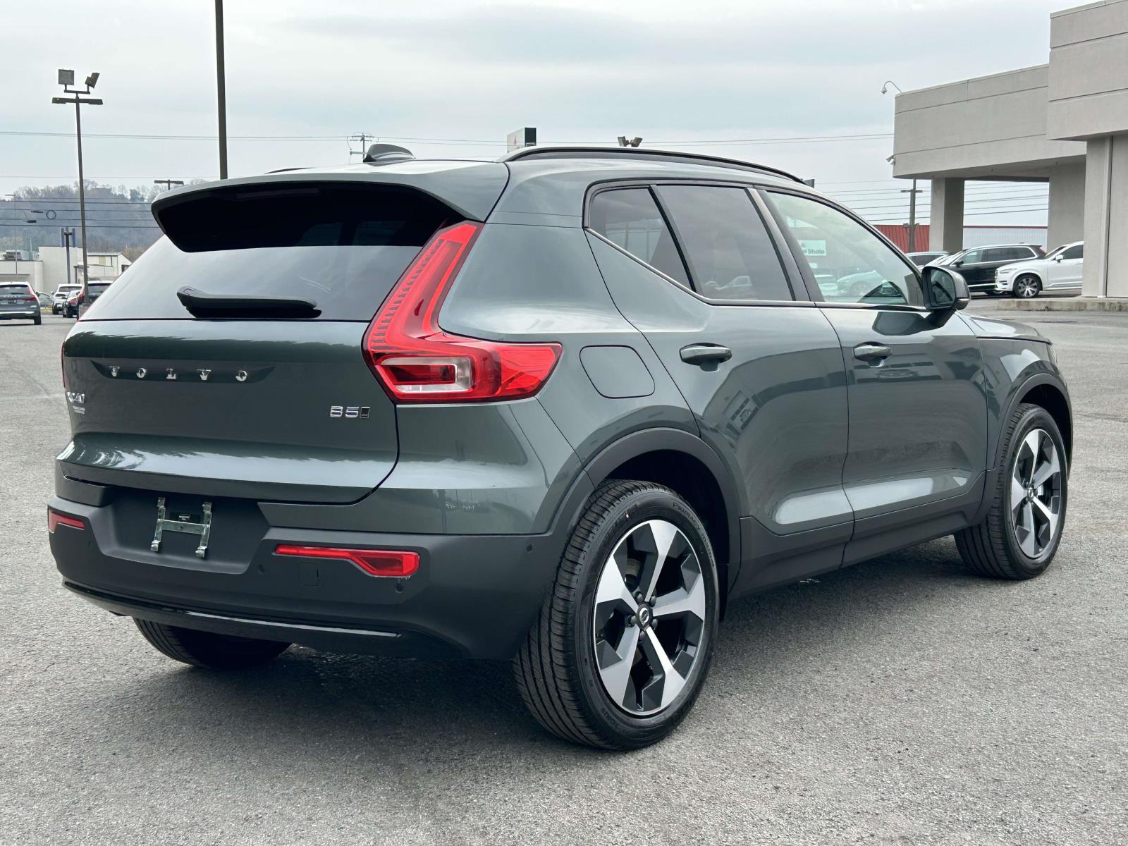 2026 Volvo XC40 Plus photo 2