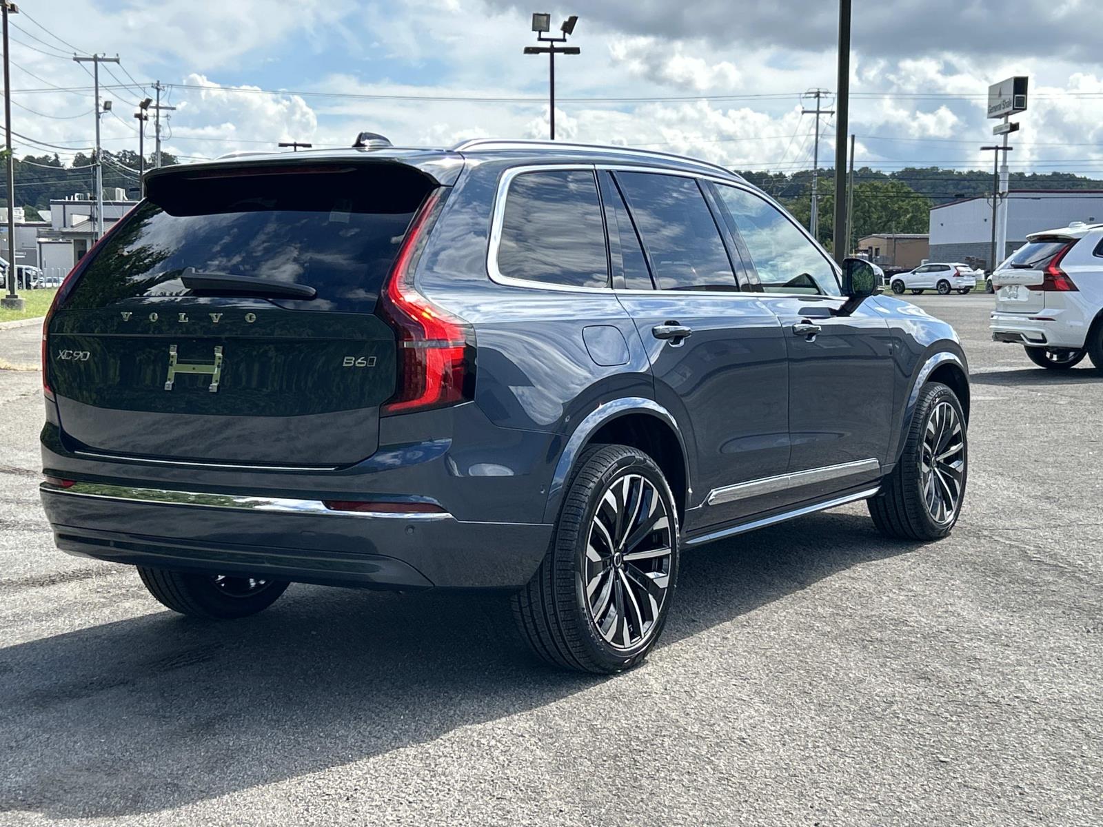 2026 Volvo XC90 Plus AWD photo 3