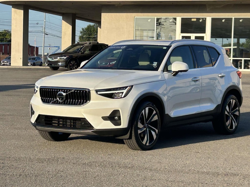 Certified 2024 Volvo XC40 B5 AWD Plus Bright Theme Sport Utility