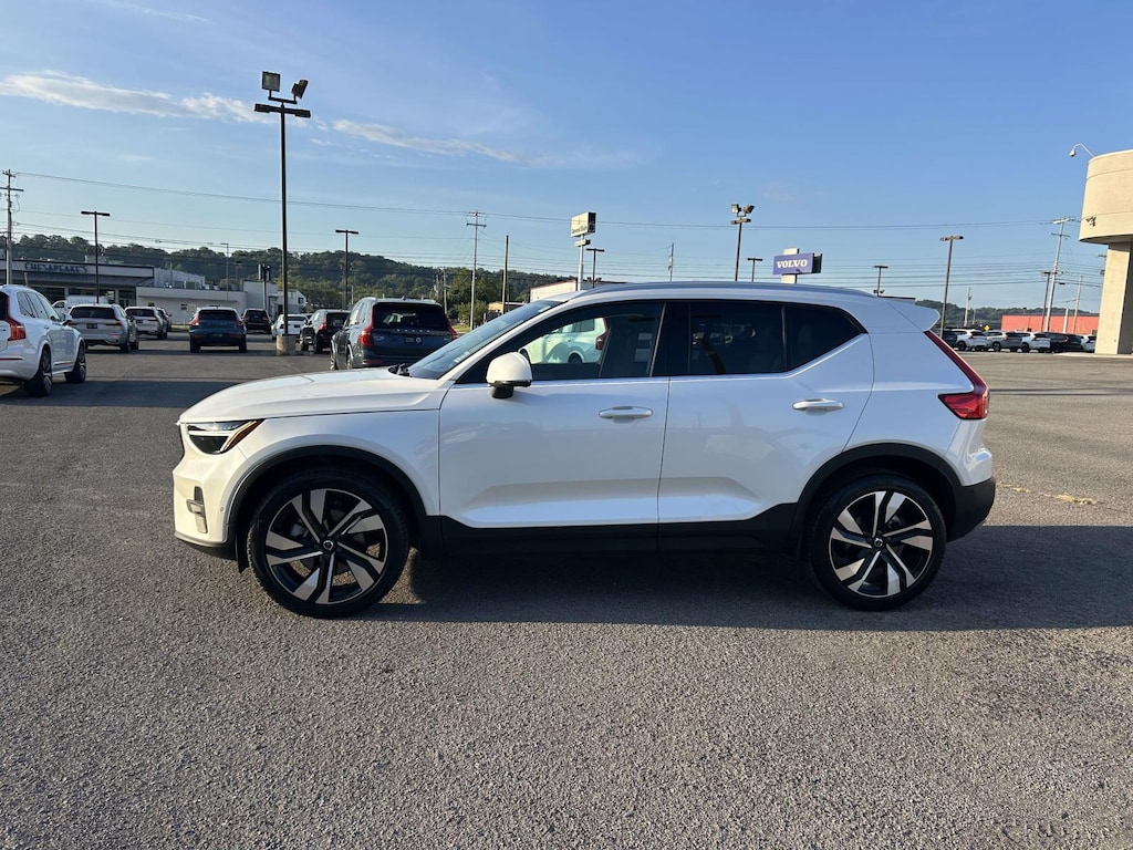 Certified 2024 Volvo XC40 B5 AWD Plus Bright Theme Sport Utility