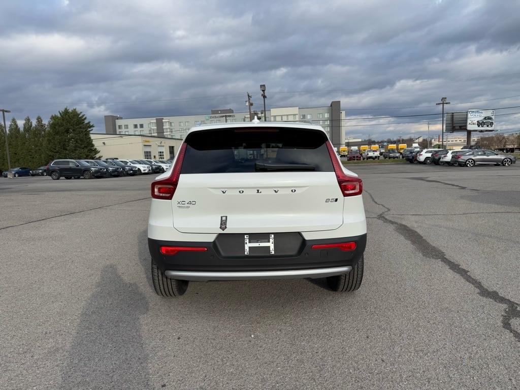 2025 Volvo XC40 Core AWD photo 4