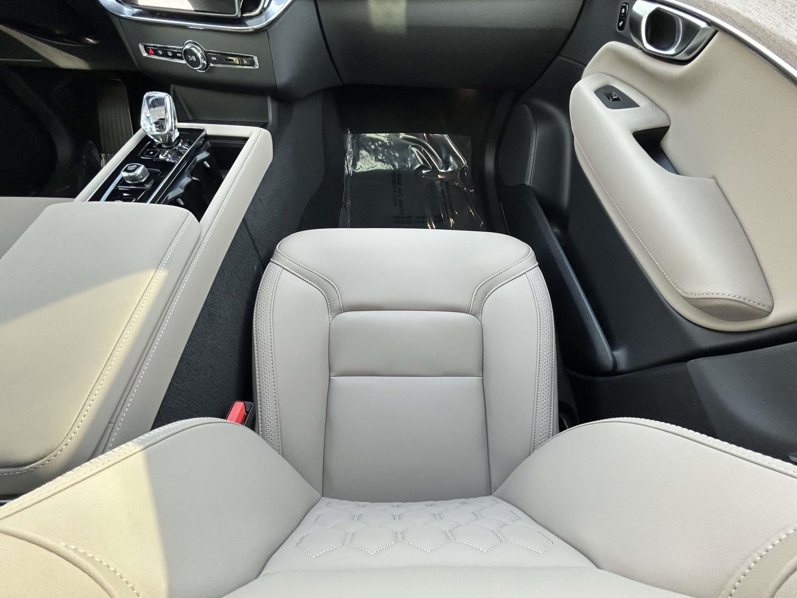 2026 Volvo XC90 Plus - Photo 17