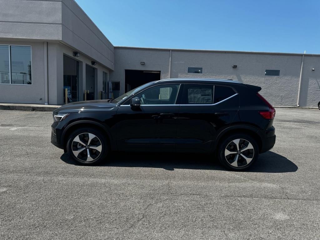 2025 Volvo XC40 Core photo 3