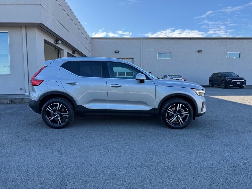 2025 Volvo XC40 Core AWD photo 2