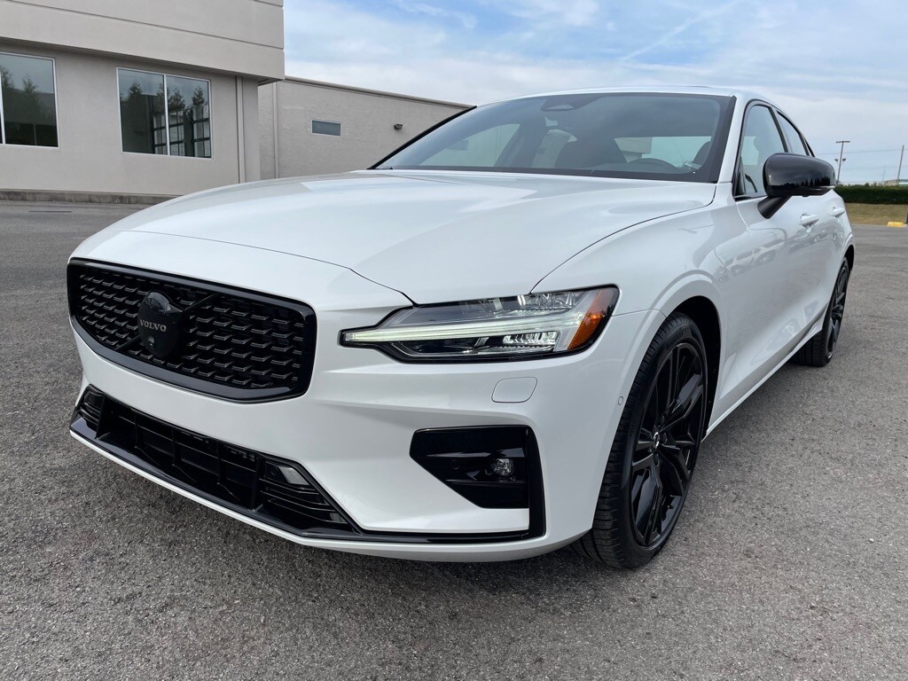 2024 Volvo S60 Plus Black Edition photo 3