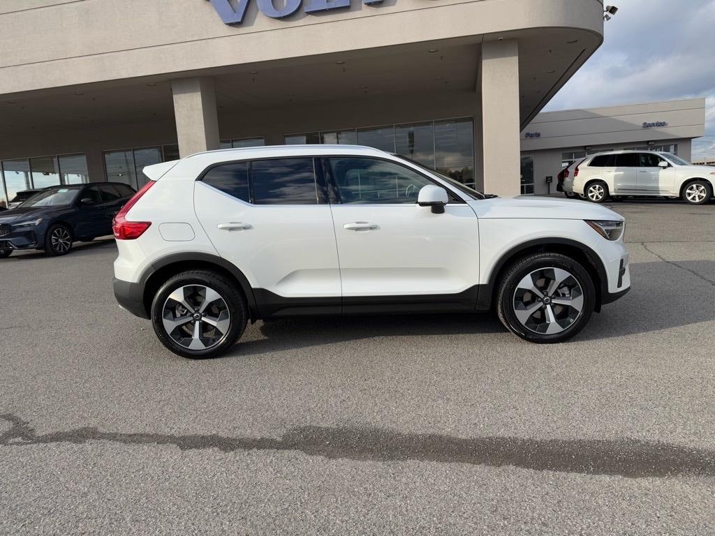 2025 Volvo XC40 Core AWD photo 2