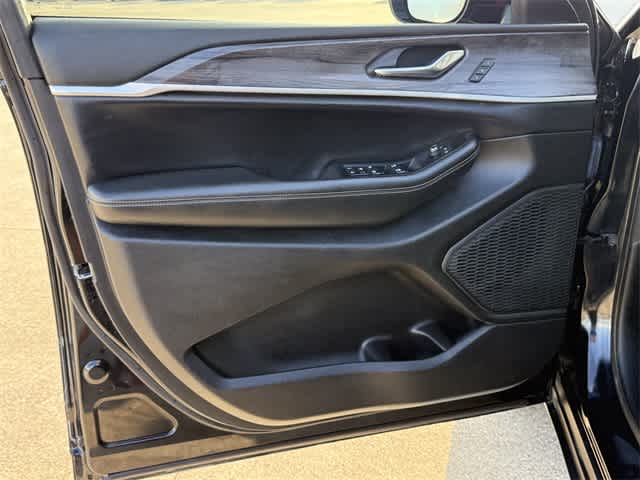 Thumbnail: 2023 Jeep Grand Cherokee - 8