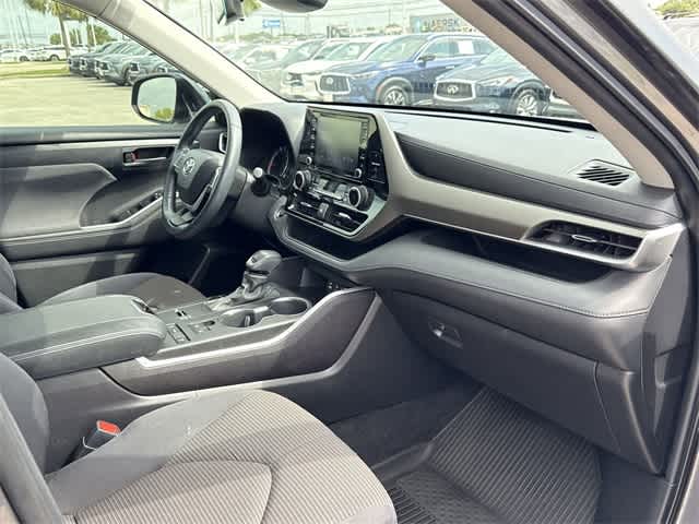 2022 Toyota Highlander LE 16