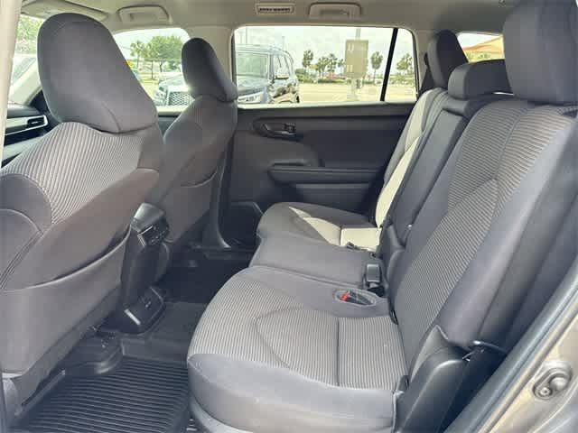 2022 Toyota Highlander LE 8