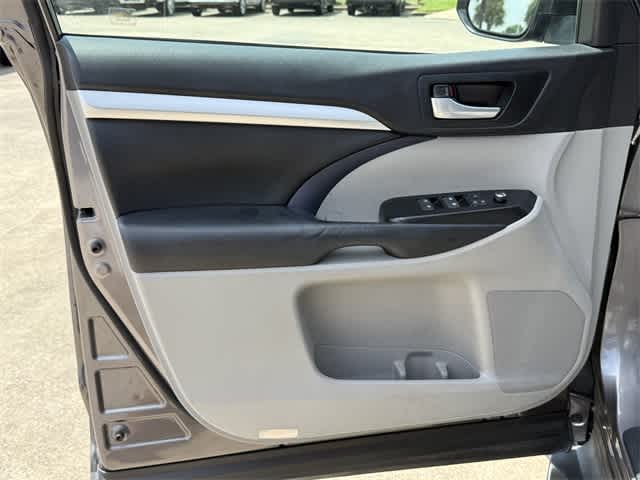 Thumbnail: 2017 Toyota Highlander - 8