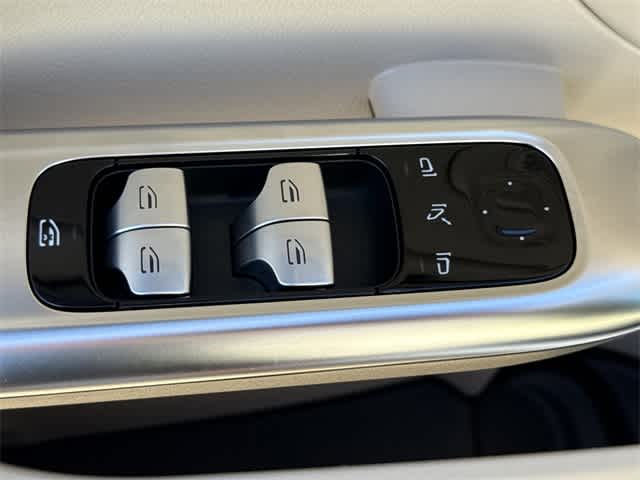 Thumbnail: 2023 Mercedes-Benz C-Class - 9