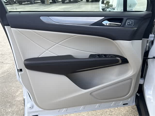 Thumbnail: 2019 Lincoln MKC - 8