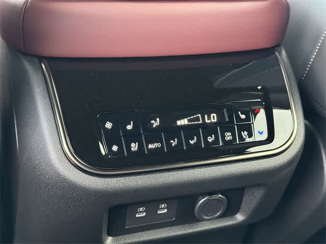 Thumbnail: 2026 INFINITI QX80 - 21