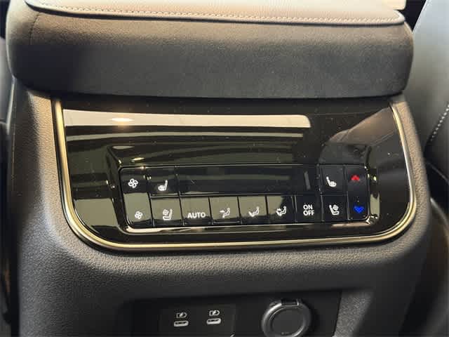 Thumbnail: 2026 INFINITI QX80 - 21