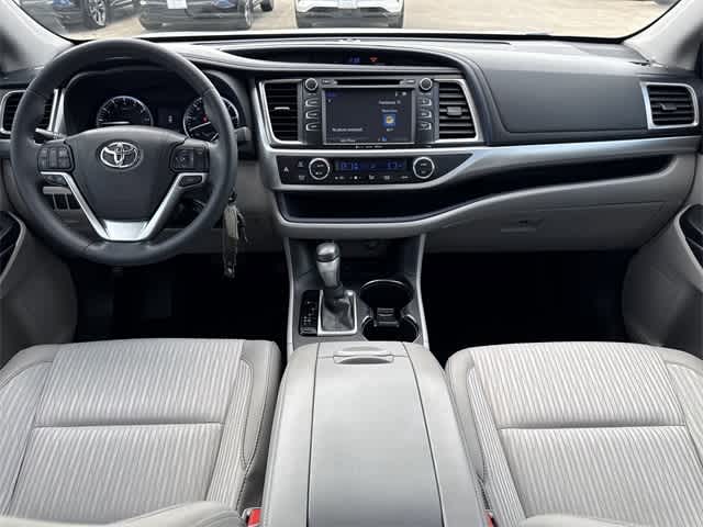 Thumbnail: 2016 Toyota Highlander - 15