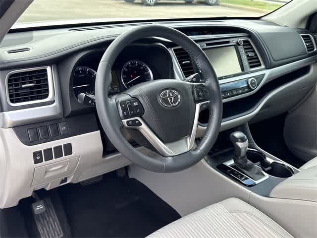 Thumbnail: 2016 Toyota Highlander - 10