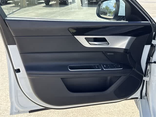 Thumbnail: 2018 Jaguar XF - 8