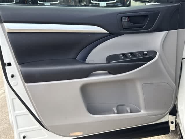 Thumbnail: 2016 Toyota Highlander - 8
