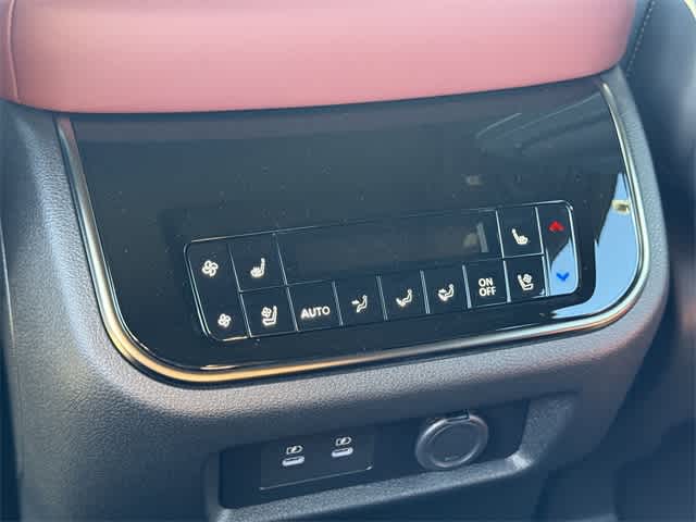 Thumbnail: 2026 INFINITI QX80 - 22