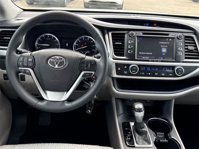 Thumbnail: 2016 Toyota Highlander - 16