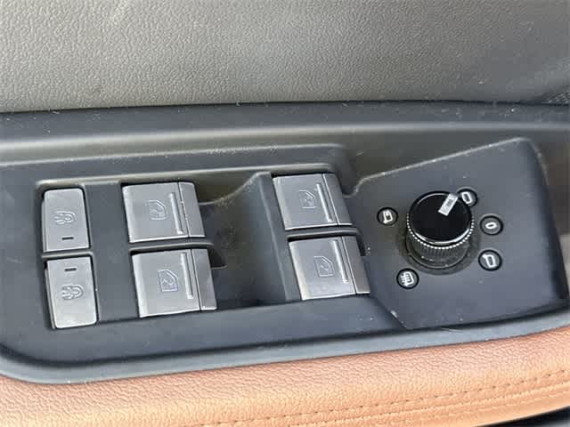 Thumbnail: 2019 Audi e-tron - 9