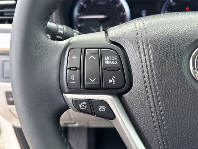 Thumbnail: 2016 Toyota Highlander - 21