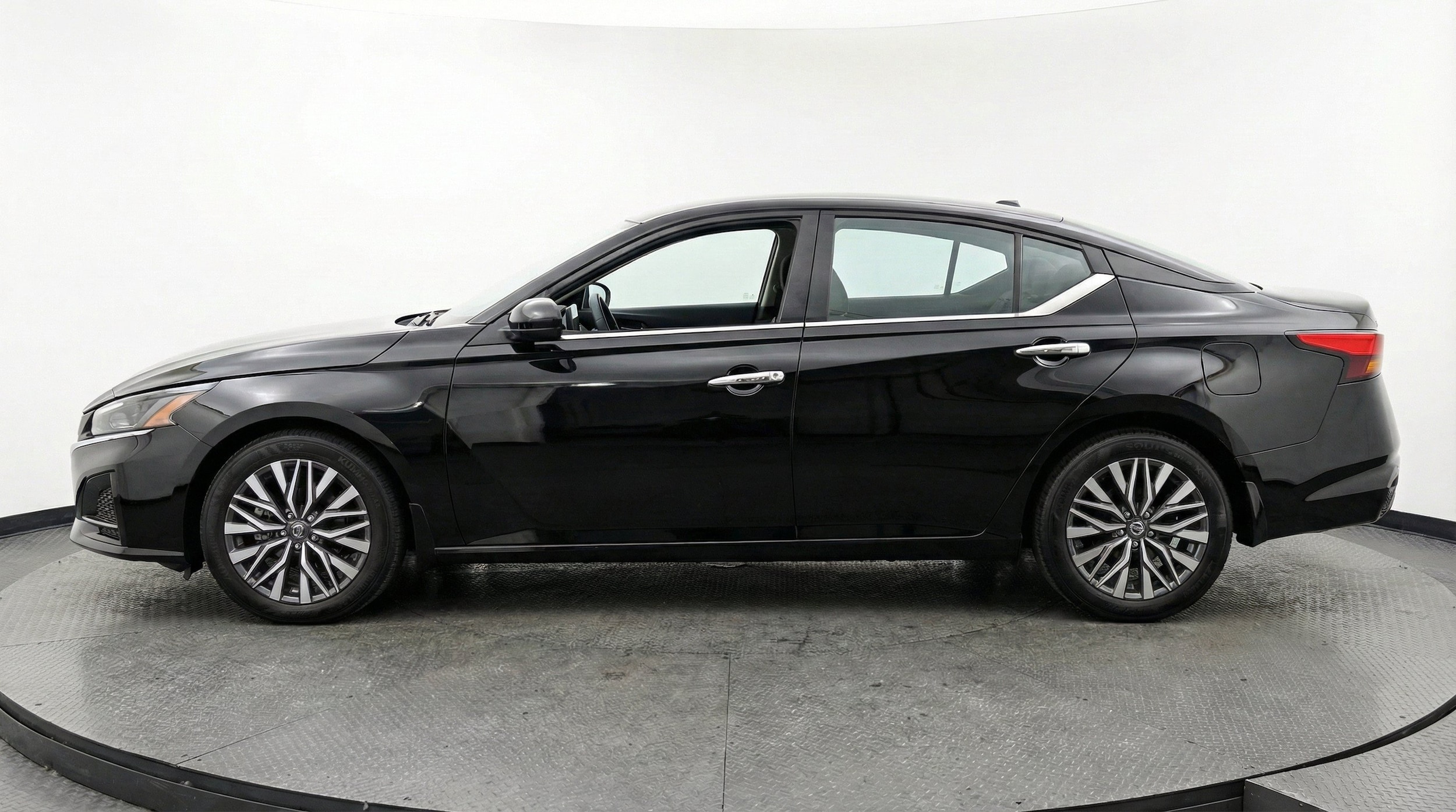 Thumbnail: 2025 Nissan Altima - 5
