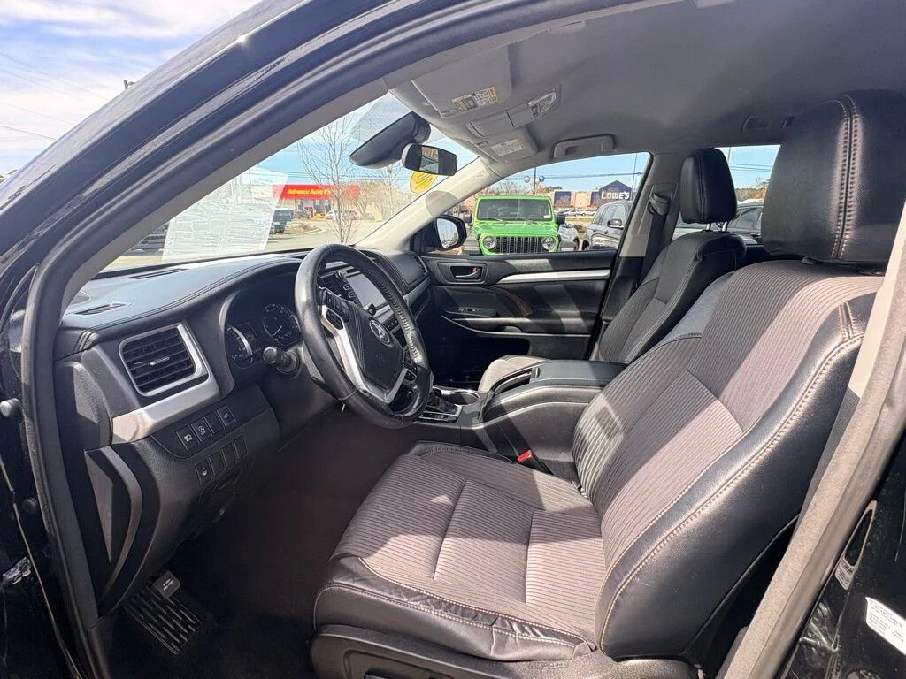 2017 Toyota Highlander LE Plus - Photo 32