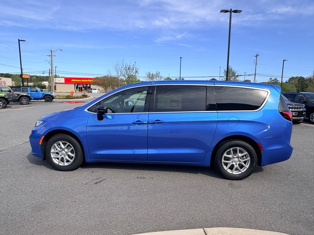 2026 Chrysler Pacifica Select - Photo 11