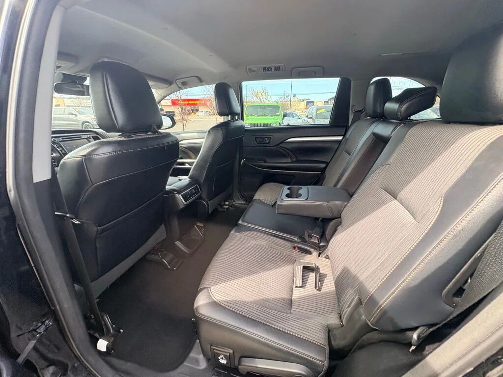2017 Toyota Highlander LE Plus - Photo 17