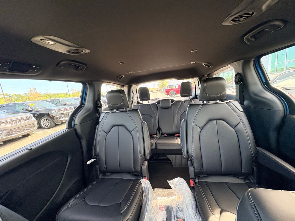 2026 Chrysler Pacifica Select - Photo 31