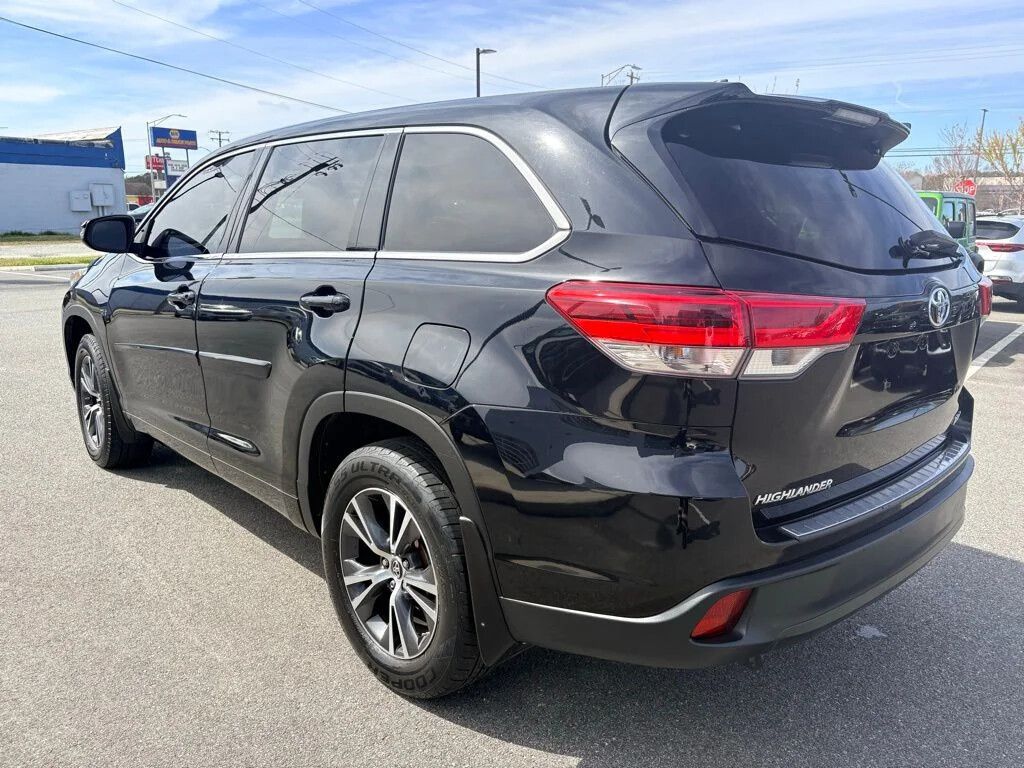 2017 Toyota Highlander LE Plus - Photo 6